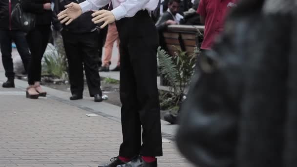 Homem Vestido Manequim Dançando Uma Rua Bogotá — Vídeo de Stock