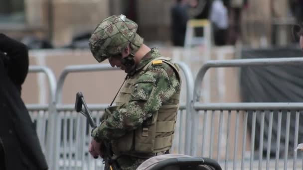 コロンビア軍の兵士たちは笑うハトを恐れる観光 — ストック動画