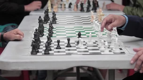 Männer Spielen Schach Auf Einem Platz Bogota — Stockvideo