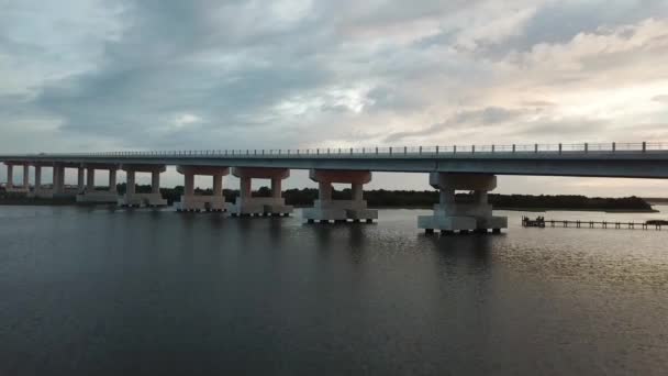 Drone Volando Sobre Puente Interestatal Construcción — Vídeo de stock