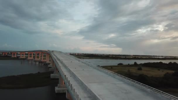 Drone Vliegen Naast Een Interstate Brug Aanbouw — Stockvideo