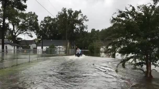 Uomini Una Moto Acqua Sulla Strada Allagata Della Carolina Del — Video Stock