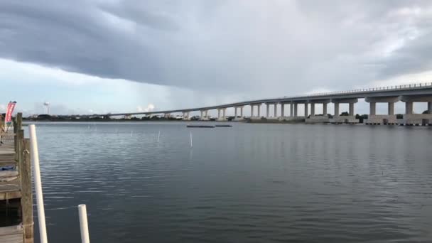 Blick Auf Einen Kleinen Hafen Der Nähe Einer Autobahnbrücke — Stockvideo