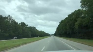 Bir bulutlu gün boyunca arabanın içinden gelen Timelapse