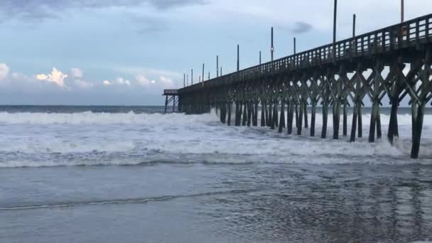 ハリケーン フィレンツェ前に 檣ビーチに潮をラフします — ストック動画
