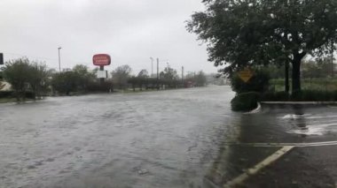 Kasırga Floransa sırasında Kuzey Carolina'da tehlikeli sular altında sokak