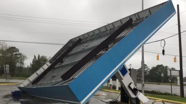 ハリケーンのフィレンツェの中に折りたたまれている燃料ステーションの表示 — ストック動画
