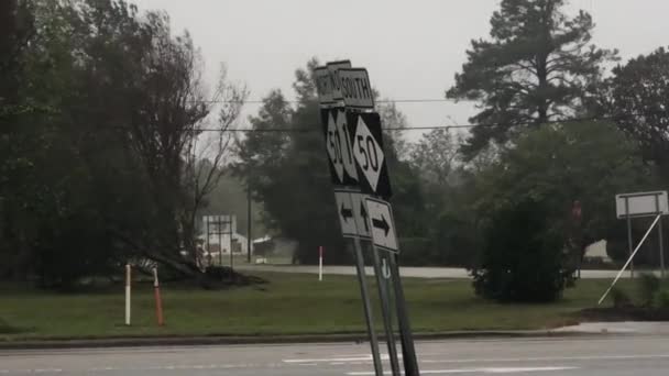 Дорожні Знаки Кручений Під Час Урагану Флоренції Бриз — стокове відео