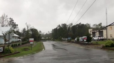 Boş Surf şehir sokakları ve kasırga bayrak sallayarak