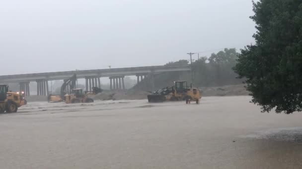Équipement Lourd Travaillant Sur Rivière Pendant Ouragan Florence — Video