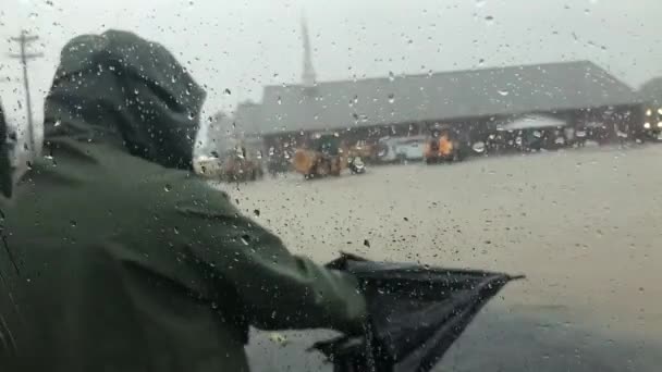 Homem Abrindo Guarda Chuva Durante Tempestade — Vídeo de Stock