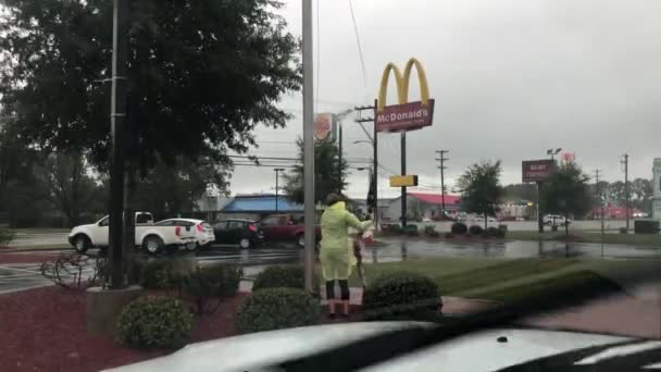 Ung Kvinna Usa Flaggan Flaggstång Vid Dåligt Väder — Stockvideo