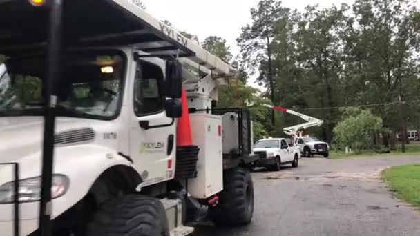 Unités Électriques Faisant Des Réparations Après Pluie — Video