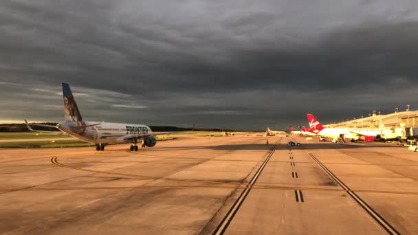 Avion Sur Piste Aéroport Par Temps Nuageux — Video