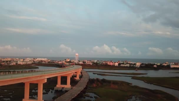 Drone Volando Sobre Puente Surf City — Vídeos de Stock