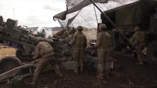 Soldados Disparando Obús Campo Ultraligero M777 Campo Batalla Bajo Camuflaje — Vídeo de stock