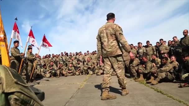 Soldaten Instructies Ontvangen Verzameld Rond Een Cirkel Zitten Stoep — Stockvideo