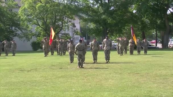 Vojáci Zdravení Speciální Vojenské Ceremonie Oblasti — Stock video
