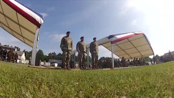 Asker Çekip Bir Alanda Özel Bir Askeri Törende — Stok video