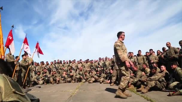 Soldaten Die Anweisungen Erhalten Sitzen Kreis Auf Pflaster — Stockvideo