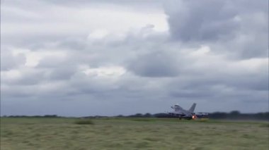 Başka bir F-16 doğru uçup F-16 am savaş uçağı kulüpler