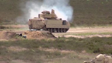 Araç ateş 3 bir büyük açık alanda mücadele Bradley