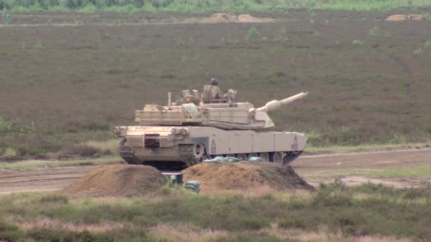 Abrams Tanque Apuntando Disparando Gran Campo Abierto — Vídeo de stock