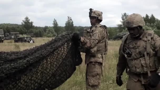 Soldaten Entfernen Schwarze Netztarnung Aus M1083 Mtv Lastkraftwagen — Stockvideo