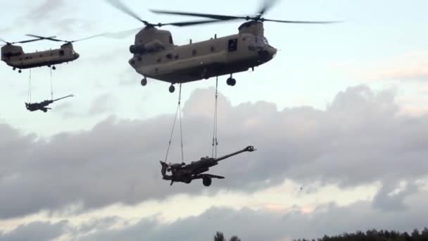 Chinook Helikopterleri M777 Ultra Lightweight Alan Obüs Kaldırma — Stok video