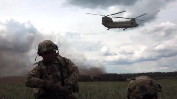 Chinook Вертолет Летать Над Солдатами Большом Открытом Поле Военным Грузовиком — стоковое видео