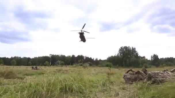 Chinook Hubschrauber Fliegen Über Einem Großen Rasenfeld Davon — Stockvideo