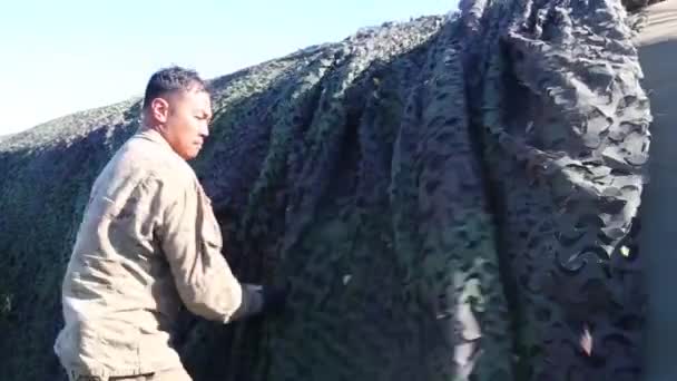 Soldado Distribuindo Camuflagem Rede Preta Para Cobrir Objeto — Vídeo de Stock