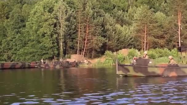 Pequeno Barco Militar Passando Por Uma Ponte Fita Uma Área — Vídeo de Stock