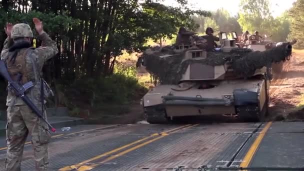 Abrams Tank Får Menyfliksområdet Bro Ett Skogsområde — Stockvideo