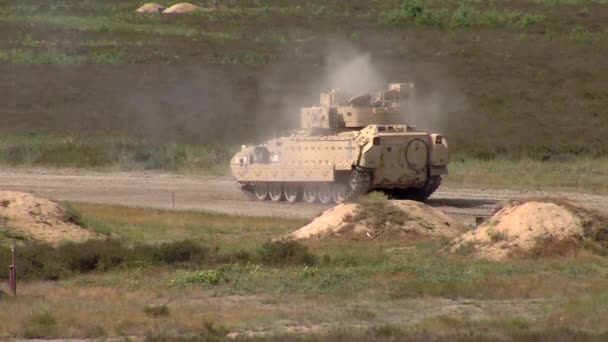 ブラッドリー戦闘車両焼成大きい開いた分野 — ストック動画