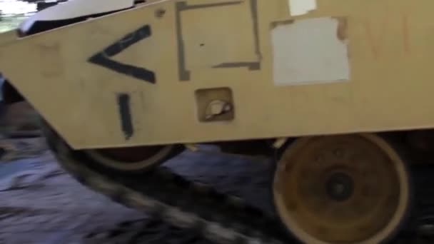 Rammt Tank Auf Einer Bandbrücke Einem Waldgebiet — Stockvideo