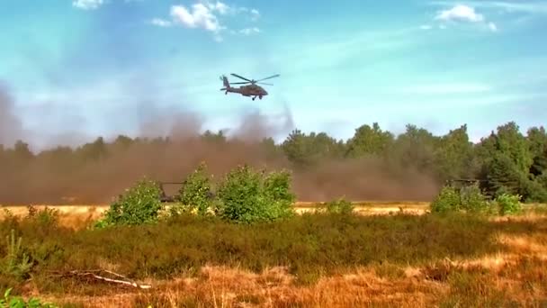 Apache Ελικόπτερο Που Φέρουν Μακριά Όπως Άλλα Ελικόπτερα Ετοιμαστείτε Απογειωθεί — Αρχείο Βίντεο