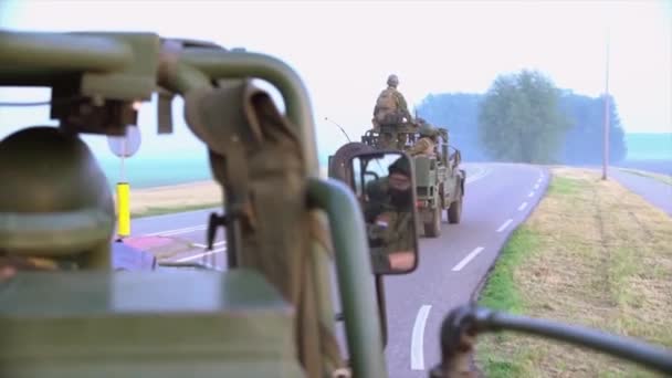 Soldaten Drijven Weg Het Platteland Voor Een Toewijzing — Stockvideo