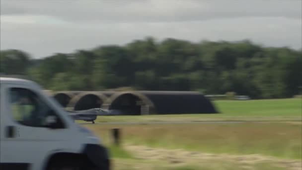 Uhr Kampfjet Passiert Hangars Und Hebt — Stockvideo