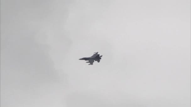 Uhr Kampfjet Der Von Einem Dunklen Wolkenverhangenen Himmel Abstürzt — Stockvideo