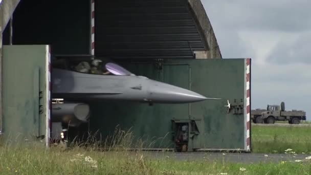 Uhr Kampfjet Verlässt Hangar Einer Militärbasis — Stockvideo