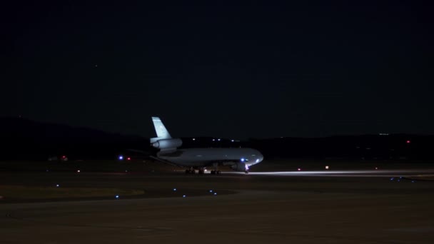 夜の滑走路軍爆撃機 — ストック動画