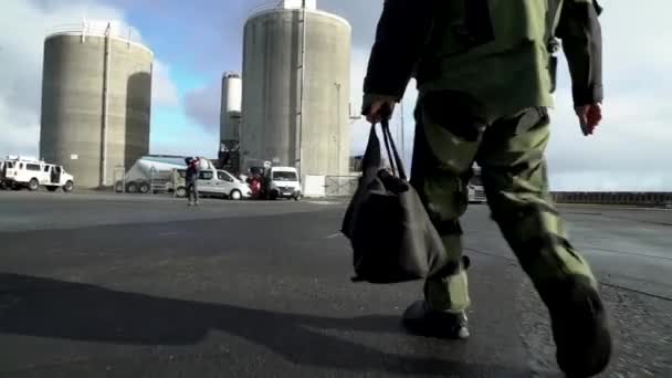 Angolo Basso Dell Uomo Una Tuta Bomba Che Trasporta Una — Video Stock