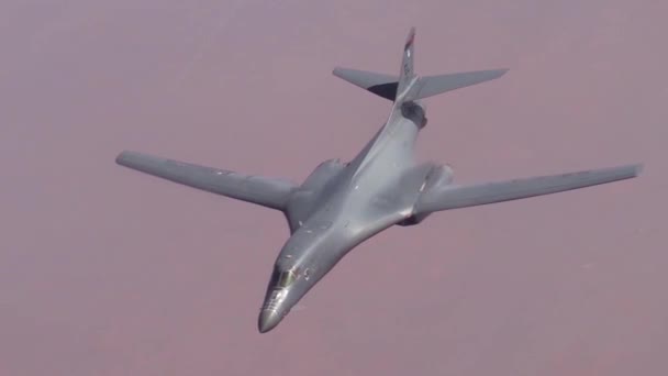 Bommenwerper Luchtvaartuig Tijdens Vlucht Het Opbouwen Van Bombardementen — Stockvideo