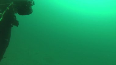 Adam kablo derinliklerinde dalış sırasında tutar