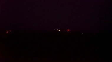 Gece boyunca bir temel kalkış askeri uçak