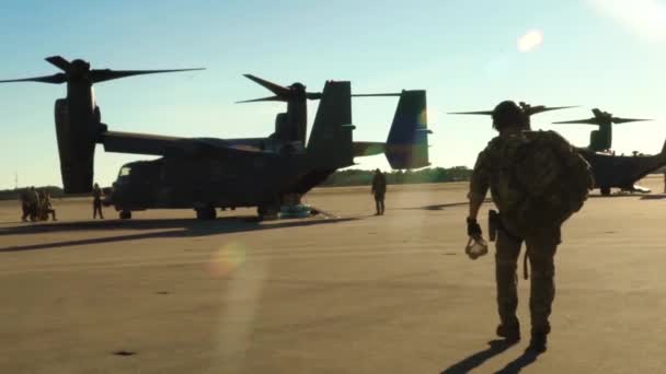 Timelapse Soldato Sulla Pista Prima Salire Bordo Aerei Militari — Video Stock