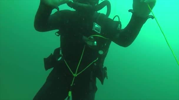 Профессиональный Дайвер Исследующий Глубины — стоковое видео
