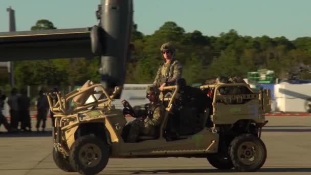 Vista Lenta Soldados Veículo Militar Uma Pista Pouso Base — Vídeo de Stock