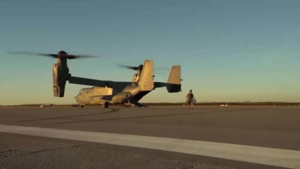 Soldado Transportando Pacotes Uma Aeronave Militar Pista — Vídeo de Stock